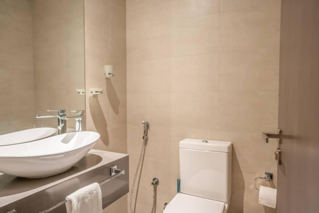Specious Pool View One Bed شقة دبي