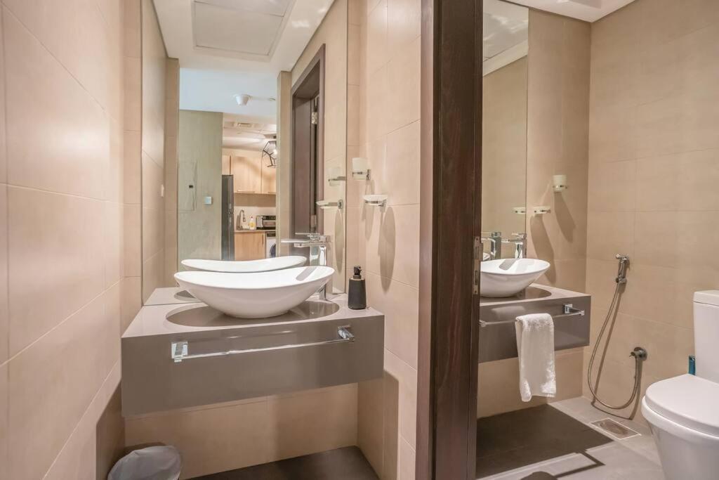 Specious Pool View One Bed شقة