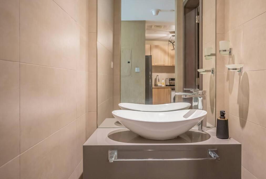 Specious Pool View One Bed شقة