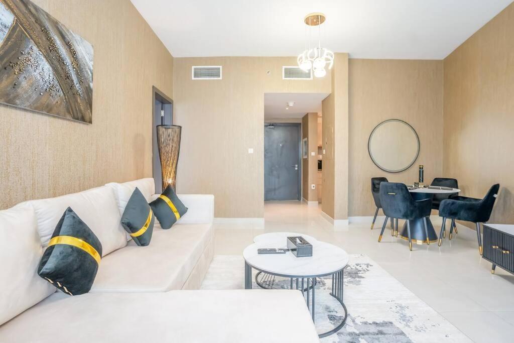 Specious Pool View One Bed * Dubaï